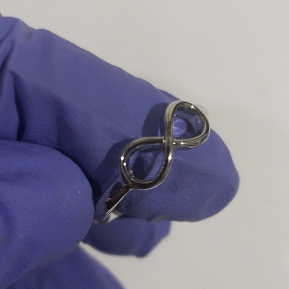 Silver-Tone Infinity Ring – Size 9 Stylish Women’s Fashion Jewelry - Picture 5 of 7